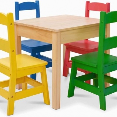 Conjunto de mesa de madeira clara com quatro cadeiras coloridas