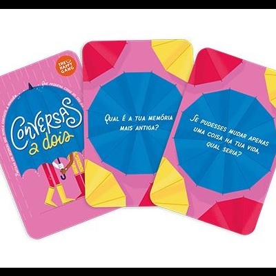 Cartas coloridas do jogo 'Conversa a Dois' com perguntas em português