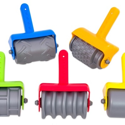 Cinco rolos de pintura coloridos com pegadores plásticos e padrões em relevo diferentes no rolo.