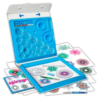 Conjunto de spirograph azul com peças plásticas, papéis com padrões coloridos e caneta