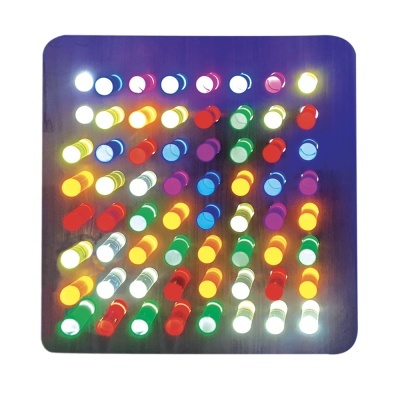 Painel quadrado de luzes LED multicoloridas em fundo azul escuro