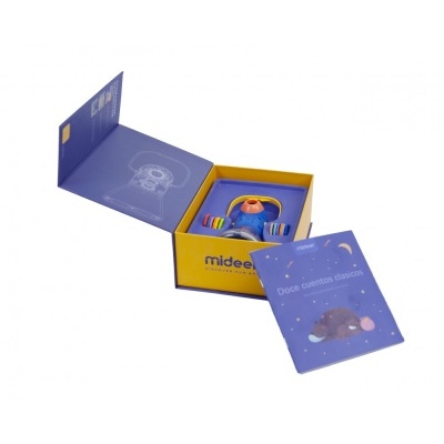 Conjunto para bebé com brinquedo de madeira e livrinho azul numa caixa aberta