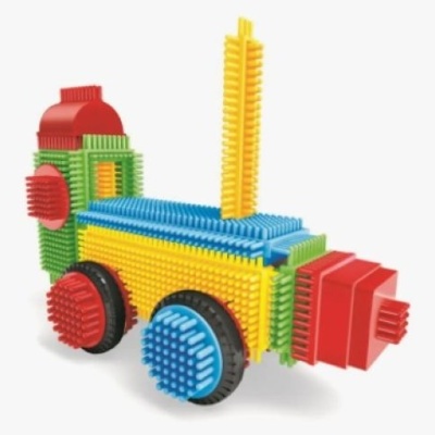Brinquedo de construção colorido em forma de veículo com rodas e chaminé