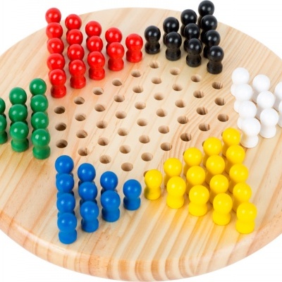 Jogo de tabuleiro circular de madeira com pinos coloridos organizados