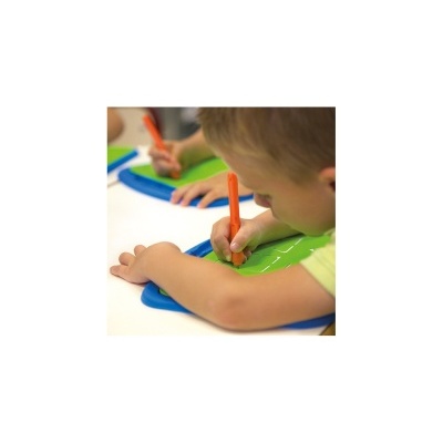 Criança a escrever numa tabuleta verde com caneta laranja