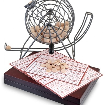 Conjunto de jogo de bingo com tambor metálico preto e bolas de madeira claras