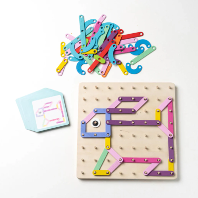 Jogo educativo de madeira com tabuleiro, peças coloridas e cartas