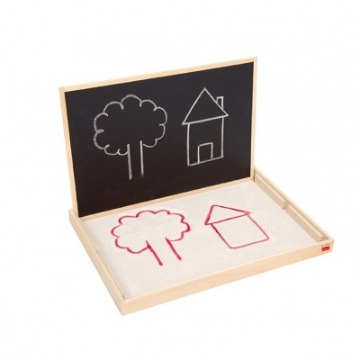 Quadro de desenho de madeira com imagens de árvore e casa desenhadas em quadro negro e superfície branca