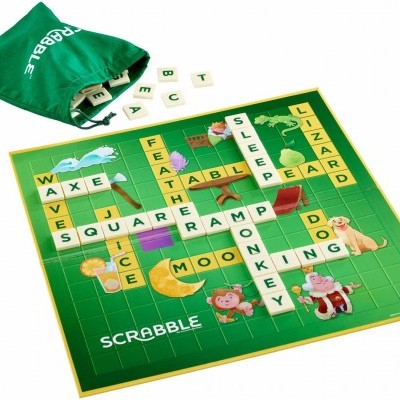 Jogo SCRABBLE com tabuleiro verde, peças de letras e saco verde