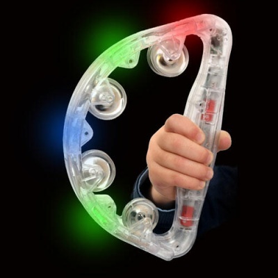 Pandeireta transparente com luzes LED coloridas acesas e mão de criança a segurá-la