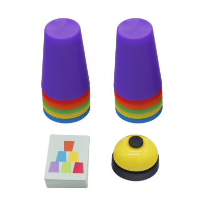 Conjunto de copos coloridos empilhados, baralho de cartas com desenho de copos e sino amarelo