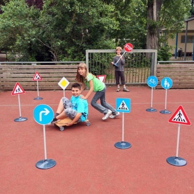 Sinais de trânsito educativos em plástico com crianças a brincar num recreio