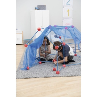 Tenda de brincar azul com estrutura de bolas vermelhas e hastes azuis, duas crianças dentro