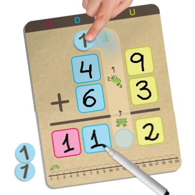 Jogo educativo de matemática em tabuleiro colorido com peças numéricas e caneta.