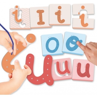 Peças de madeira e cartões coloridos para formar letras com mãos infantis interagindo