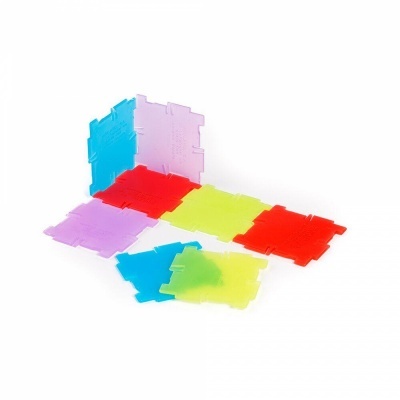 Peças plásticas coloridas interligadas vermelho, azul, amarelo, lilás