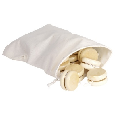 Saco branco com ioiôs de madeira clara e eixo branco
