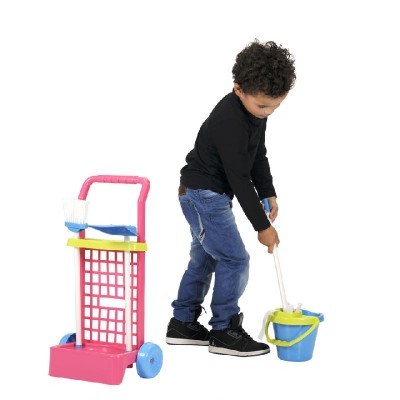 Criança com brinquedo de limpeza, carrinho rosa e balde azul
