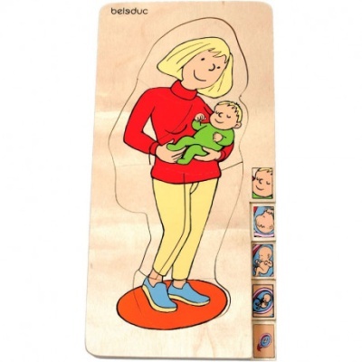 Peça de madeira pintada com mulher a segurar bebé e texto 'beleduc'