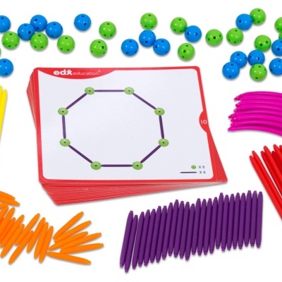 Conjunto educativo colorido com bastões, botões e cartões com diagrama octogonal