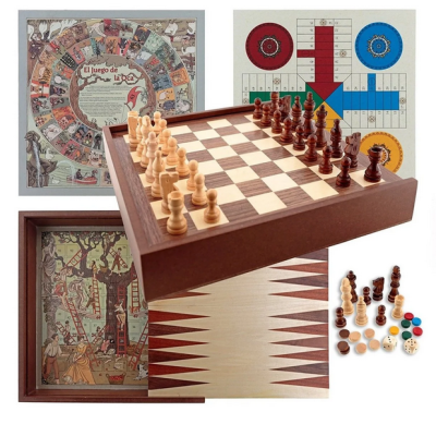 Conjunto de jogos com tabuleiros e peças de xadrez, gamão e outros jogos tradicionais.