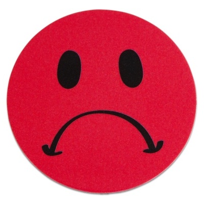 Disco redondo vermelho com cara triste preta