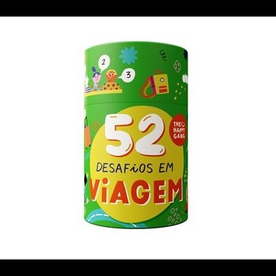 Embalagem cilíndrica verde com texto '52 DESAFIOS EM VIAGEM' e ilustrações coloridas
