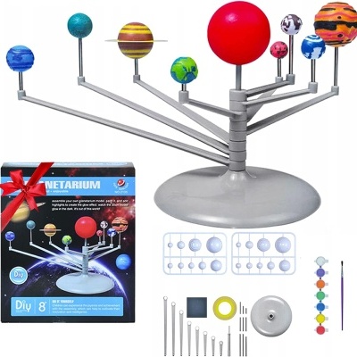 Modelo do sistema solar com planetas coloridos em suporte cinzento e caixa do produto