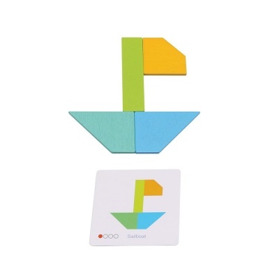 Blocos de madeira coloridos formando um veleiro com cartão ilustrativo