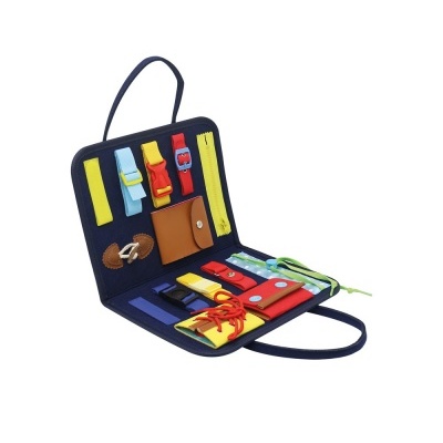 Livro educativo de atividades sensoriais com painéis coloridos e texturas