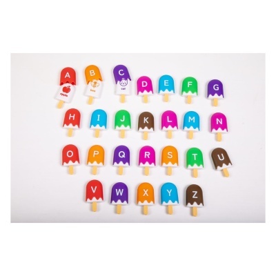Ímanes coloridos em forma de gelado com letras do alfabeto