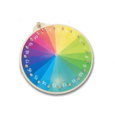 Relógio de madeira colorido com números e secções coloridas