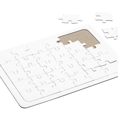 Puzzle branco de cartão com peças montadas e três peças soltas no canto superior direito