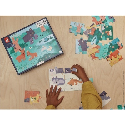 Quebra-cabeças infantil de animais selvagens com peças coloridas e caixa com texto WWF e Janod sobre superfície de madeira clara.