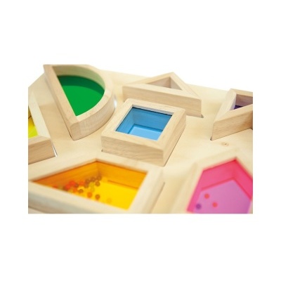 Tabuleiro de formas geométricas coloridas em madeira e plástico com pequenas bolas.