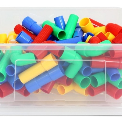 Caixa transparente com tubos plásticos coloridos