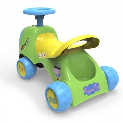 Carrinho de brincar verde com rodas azuis e assento amarelo decorado com Peppa Pig.