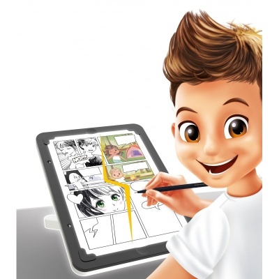 Criança a desenhar banda desenhada num tablet digital com caneta stylus