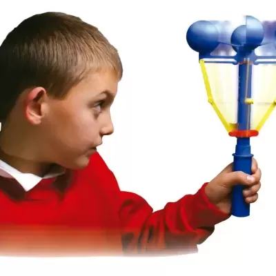 Criança segura brinquedo colorido com componentes azuis redondos