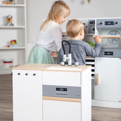 Cozinha de brincar infantil em madeira com fogão e forno de brinquedo, crianças a brincar