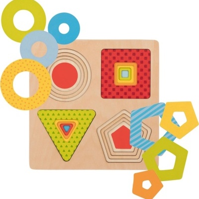 Puzzle de madeira com formas geométricas coloridas