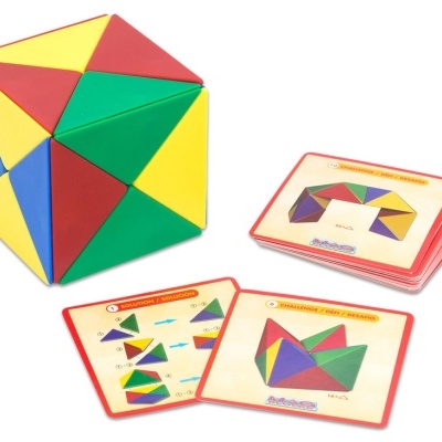 Jogo de puzzle colorido com cartas de desafios e soluções