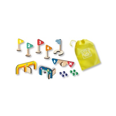 Conjunto de miniaturas de jogos em madeira com bandeiras, arcos e bolas coloridas