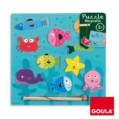Puzzle magnético com peças coloridas de animais marinhos sobre fundo azul
