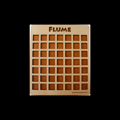 Tabuleiro de jogo de madeira com espaços quadrados e palavras gravadas.