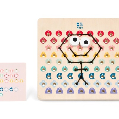 Tabuleiro infantil de madeira com buracos coloridos e figura feita com cordões pretos