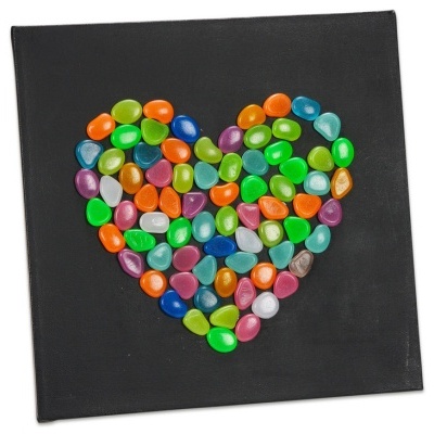 Painel preto com pedras decorativas coloridas em forma de coração