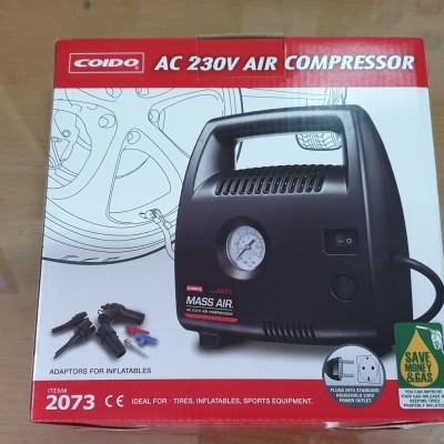 Compresso AC 230V COIDO preto com medidor de pressão, adaptadores para insufláveis, embalagem branca e vermelha.