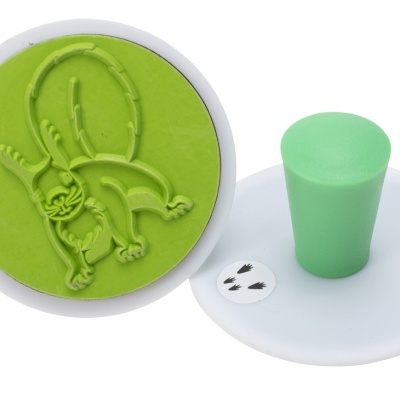 Carimbo redondo com figura de esquilo em relevo e alça verde