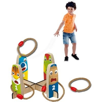 Jogo infantil de argolas com postes em madeira pintados com rostos de animais e argolas de corda, menino a jogar